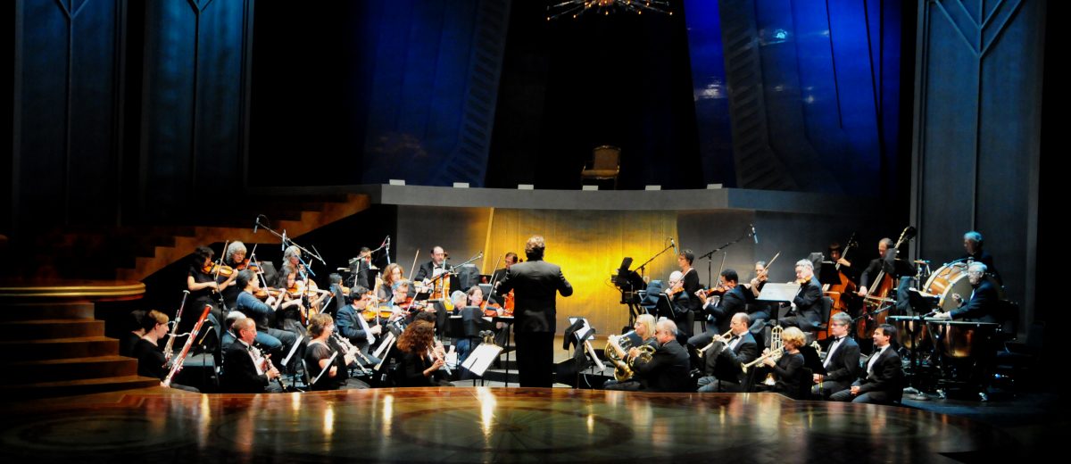 photo of Lucas Richman conducting an orchestra